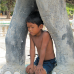 Garçon cambodgien dans un temple Khmer.