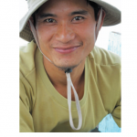 Un pêcheur vietnamien dans la baie d'Along